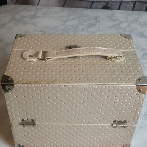 MakeUp Case with Eyeshadow & Brushes - Picture 5 of 9